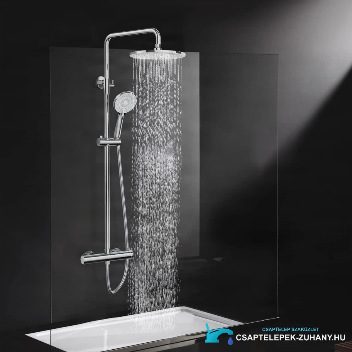 Rainsworth ELITE EDITION BSE1603 zuhanyrendszer használat közben, fekete zuhanyfal előtt